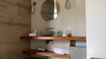 Suite Deluxe, vista al jardín | Baño | Regadera, regadera tipo lluvia, secadora de cabello, toallas