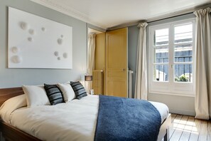 Luksushuoneisto | 2 makuuhuonetta, tallelokero huoneessa, silitysrauta/-lauta