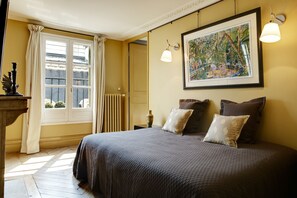 2 bedrooms, in-room safe, iron/ironing board