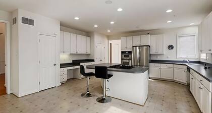 Spacious 5-bedroom 4-bath house with office in Bowie AC, WiFi. Enjoy your stay