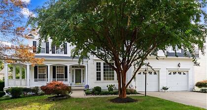 Spacious 5-bedroom 4-bath house with office in Bowie AC, WiFi. Enjoy your stay