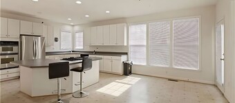 Spacious 5-bedroom 4-bath house with office in Bowie AC, WiFi. Enjoy your stay