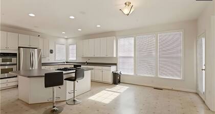 Spacious 5-bedroom 4-bath house with office in Bowie AC, WiFi. Enjoy your stay