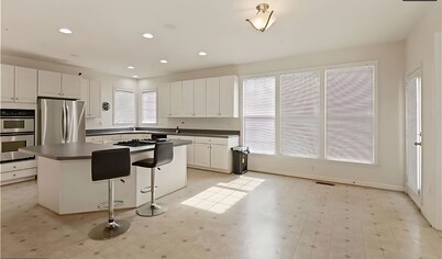Spacious 5-bedroom 4-bath house with office in Bowie AC, WiFi. Enjoy your stay