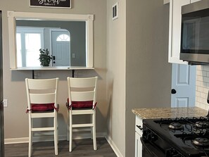 Microwave, oven, stovetop, cookware/dishes/utensils - Spacious 2-bedroom house with AC, 15min from Downtown Milwaukee (Milwaukee)