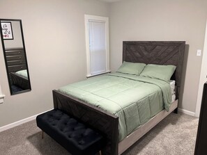 2 bedrooms, iron/ironing board, WiFi, bed sheets - Spacious 2-bedroom house with AC, 15min from Downtown Milwaukee (Milwaukee)