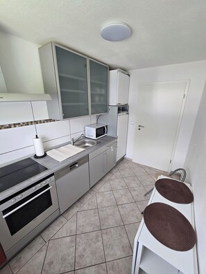 Mikrovågsugn, ugn, spishäll och diskmaskin