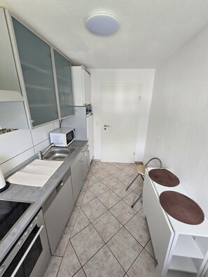 Mikroaaltouuni, uuni, liesi, astianpesukone