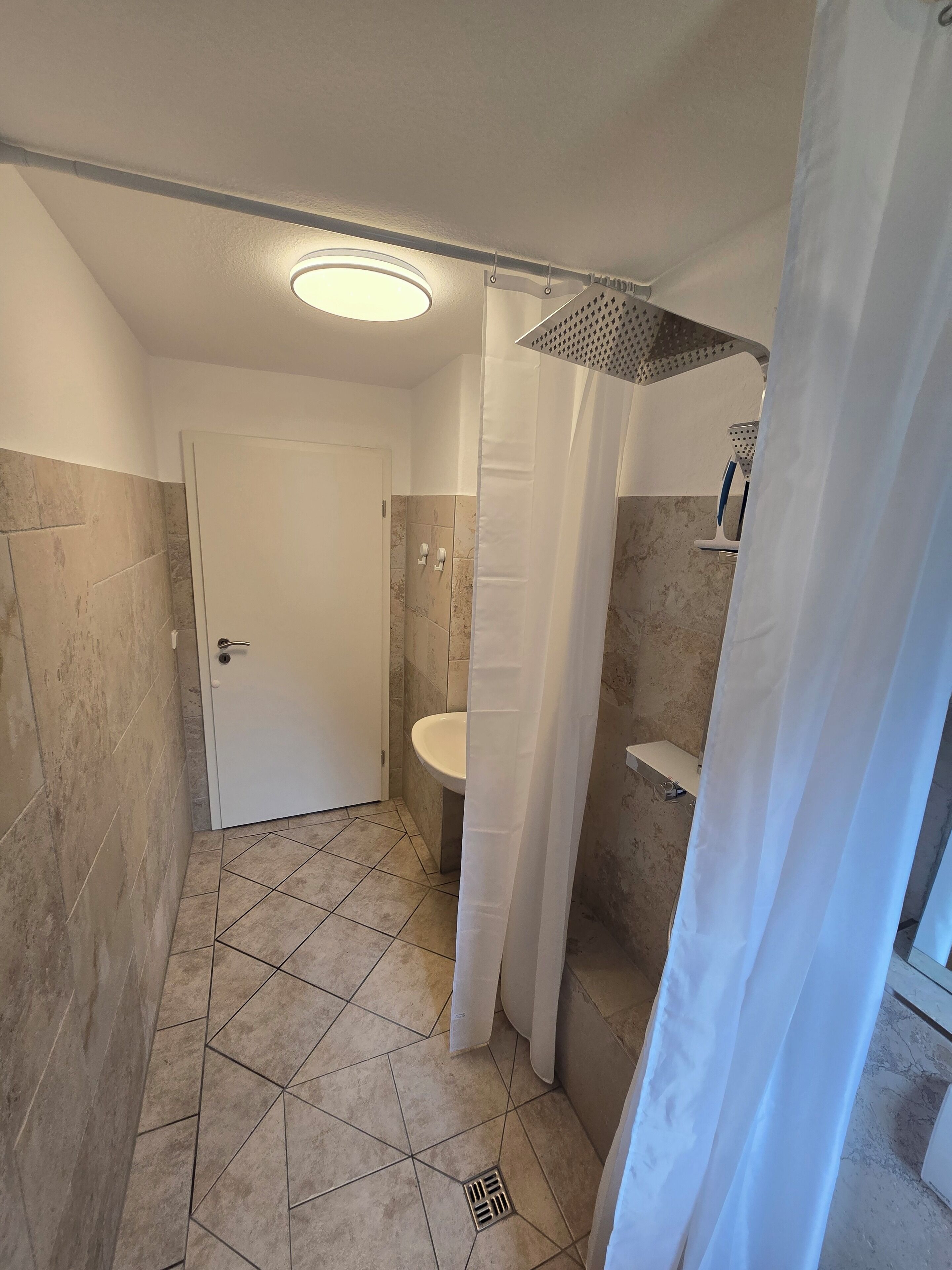 Een douche, een haardroger, handdoeken, zeep