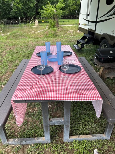 Cozy RV with AC and WiFi in Terrific San Marcos, close to river tubing.
