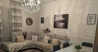 Cozy Room with luxurious living room / staff available 24/7