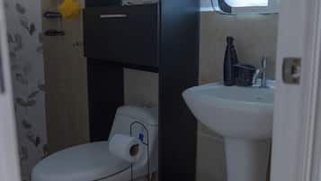 Ducha, toallas, jabón, papel higiénico