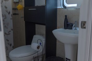 Regadera, toallas, jabón, papel de baño 