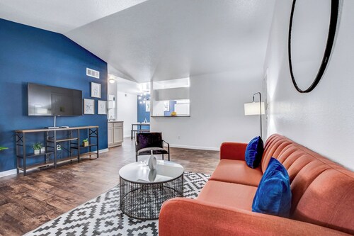 2-bedroom apartment in Las Vegas with AC, WiFi near the Strip and Stadium!