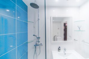 Dusche, Haartrockner, Handtücher, Toilettenpapier