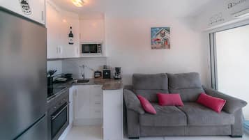 Fridge, microwave, oven, coffee/tea maker