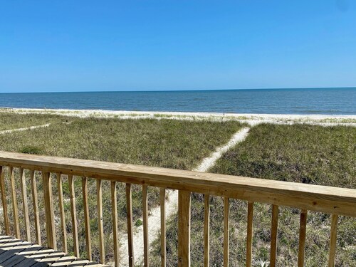 Enchanted Cottage Beachfront – Charming Retreat by the Sea!