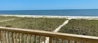 Enchanted Cottage Beachfront – Charming Retreat by the Sea!