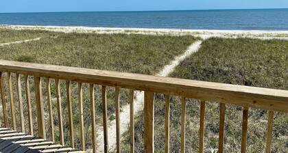 Enchanted Cottage Beachfront – Charming Retreat by the Sea!