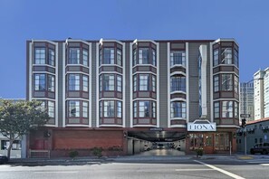 Exterior - Victorian Unit with Pool Access, Fireplace & Free Breakfast in SF SoMa (San Francisco)