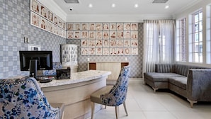 A modern living room with a curved sofa, a flat-screen TV, and a coffee table. - Stylish Room with Pool Access, Fireplace & Free Breakfast in San Francisco (San Francisco)