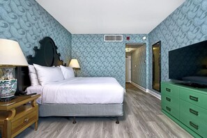 1 bedroom, iron/ironing board, free WiFi, bed sheets - Victorian Unit with Pool Access, Fireplace & Free Breakfast in SF SoMa (San Francisco)