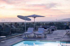 A heated pool - Relaxing Unit with Rooftop Pool, Pet-friendly Near Hollywood Walk of Fame (Los Angeles)