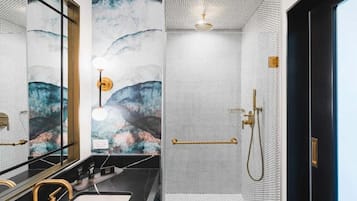 Secador de cabelo, toalhas de banho