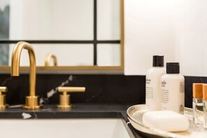 Sèche-cheveux, serviettes fournies