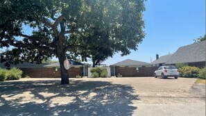 Exterior - Uptown Peach ~Private ~Best 4 Baylor games, visits (Waco)