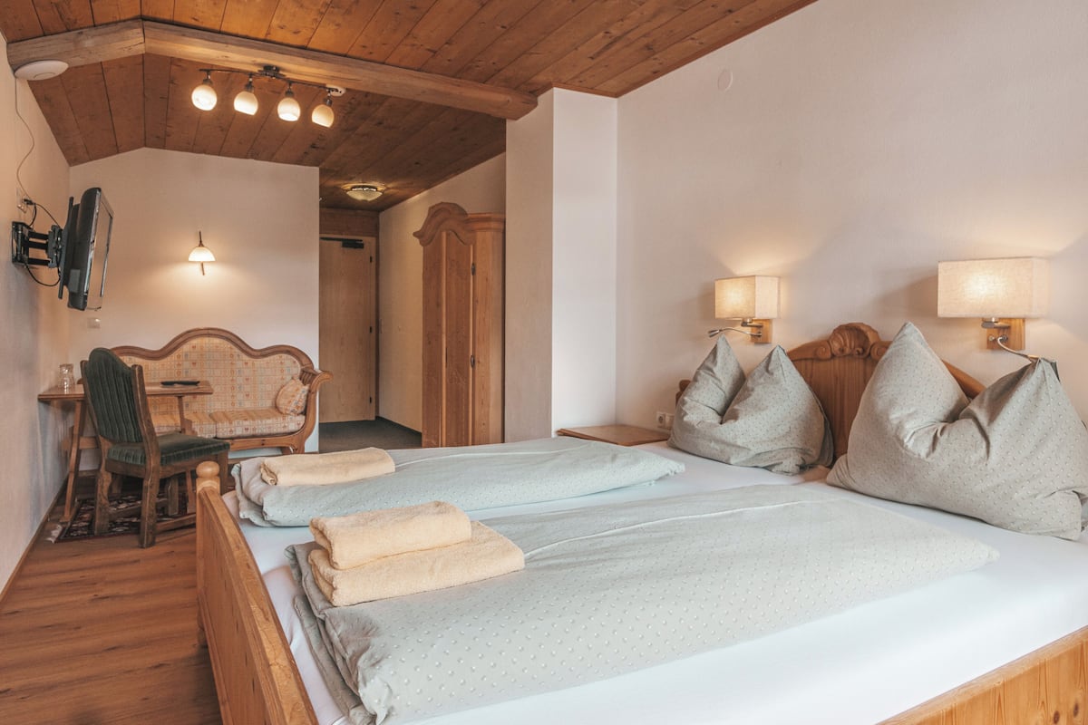 Comfort Double Room, Balcony, Courtyard View | In-room safe, free WiFi, bed sheets