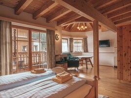Habitación Deluxe doble, balcón, vistas a la montaña | Caja fuerte, wifi gratis, ropa de cama