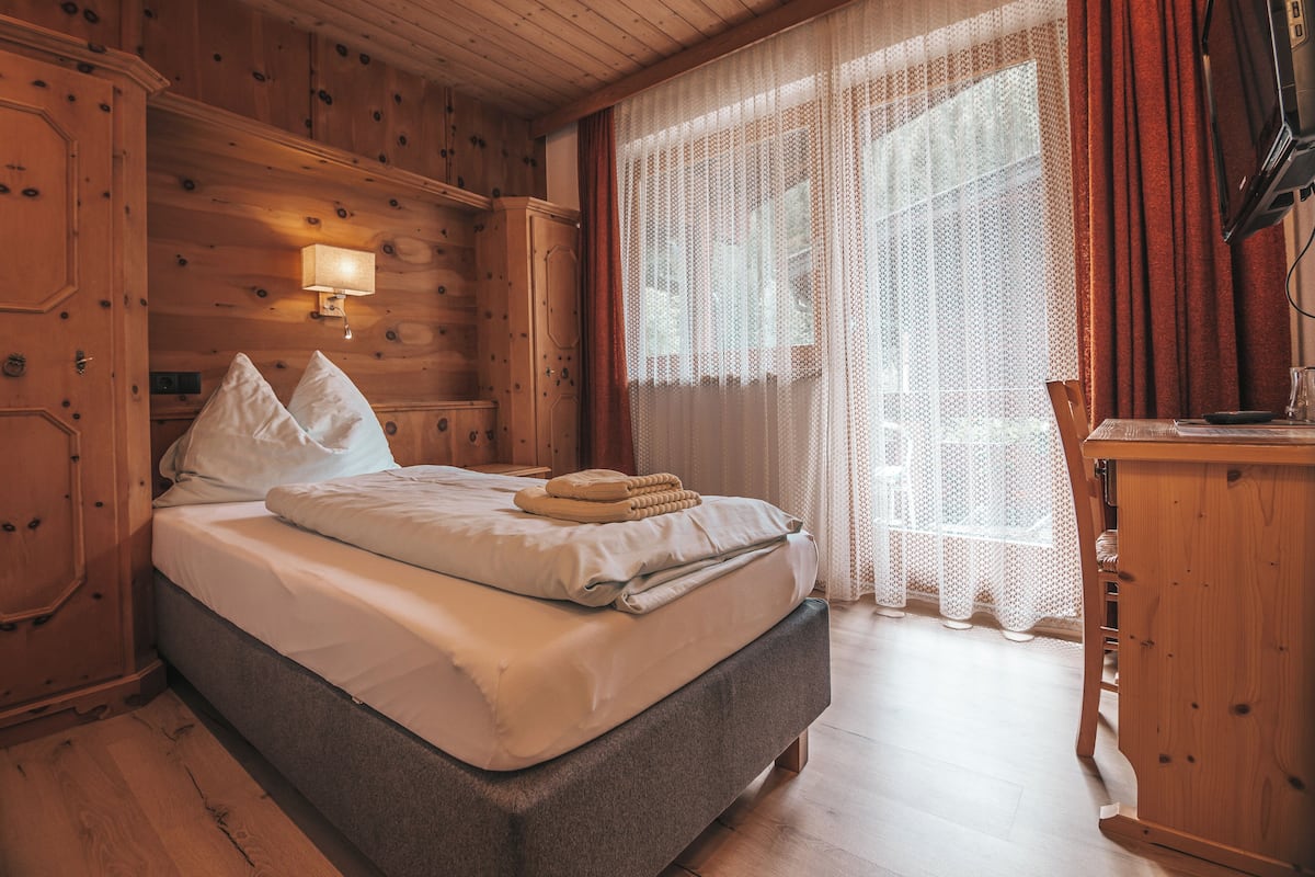 Single Room, Balcony, Courtyard View | In-room safe, free WiFi, bed sheets