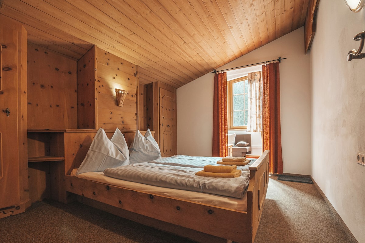Comfort Single Room, Courtyard View | In-room safe, free WiFi, bed sheets