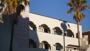 Exterior - 2 Stylish Units with Heated Rooftop Pools, Walk to SF Attractions (San Francisco)