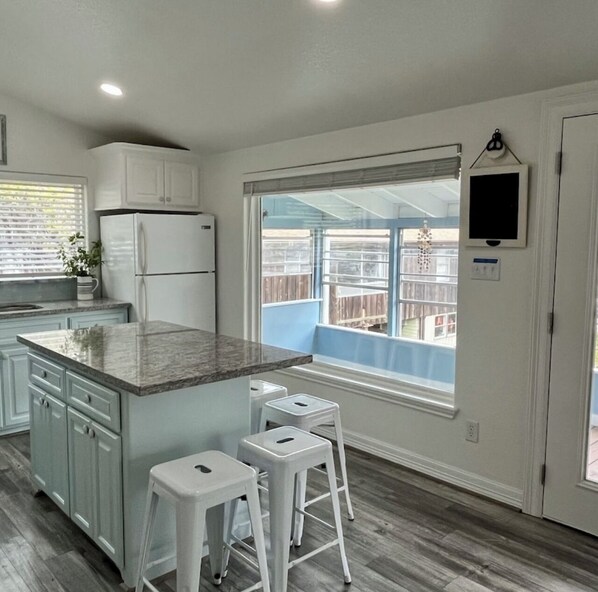 Een microgolfoven, een oven, een kookplaat