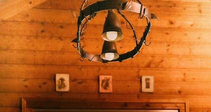 Creekside Oasis! A 3-bedroom cabin with a fantastic view in Birch Hollow.