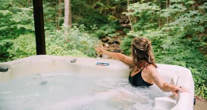 Creekside Oasis! A 3-bedroom cabin with a fantastic view in Birch Hollow.