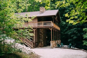 Exterior - Creekside Oasis! A 3-bedroom cabin with a fantastic view in Birch Hollow. (Stanton)