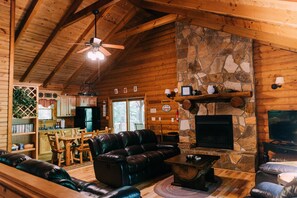 Smart TV, fireplace, DVD player, books - Creekside Oasis! A 3-bedroom cabin with a fantastic view in Birch Hollow. (Stanton)