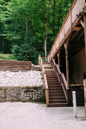 Property grounds - Creekside Oasis! A 3-bedroom cabin with a fantastic view in Birch Hollow. (Stanton)