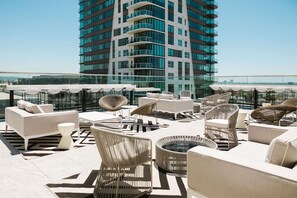 Property grounds - 2 Relaxing Unit Hollywood Stay: Pool, Rooftop, Pets Allowed, Attractions (Los Angeles)