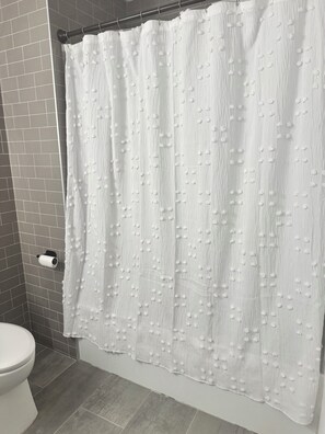 Secador de cabelo, toalhas de banho, sabonete, papel higiênico