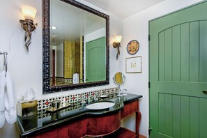 Secador de cabelo, toalhas de banho