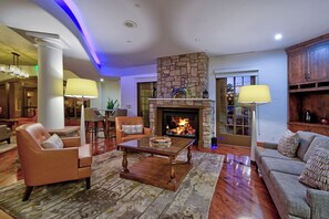 TV, fireplace - Peaceful Unit with Outdoor Pool, Free Parking & Balcony in California (Los Gatos)