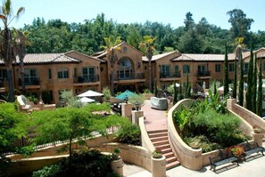 Property grounds - Peaceful Unit with Outdoor Pool, Free Parking & Balcony in California (Los Gatos)