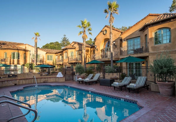 Lämmitetty uima-allas