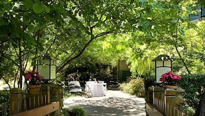 Property grounds - Peaceful Unit with Outdoor Pool, Free Breakfast & Free Parking (Palo Alto)