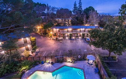 Tranquil Unit with Outdoor Heated Pool & Free Breakfast in Palo Alto