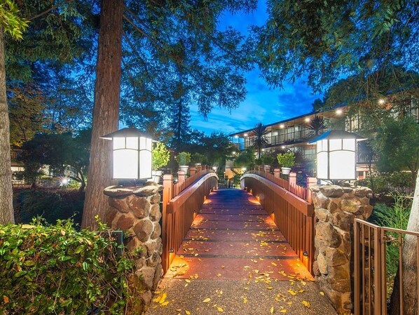 Property grounds - Relaxing Unit with Heated Pool, Free Breakfast & Parking Near Stanford (Palo Alto)